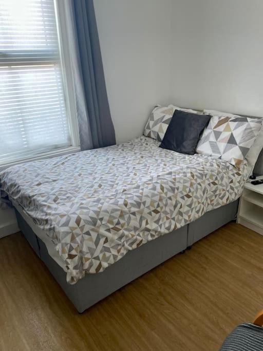 Home, 3 Bedrooms, 600m From * Worthing